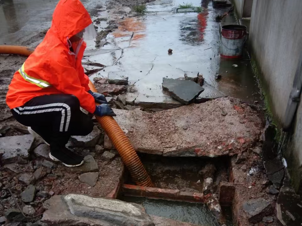 城区专业清理污水池 炜誉市政以规范流程守护城市 “肠道”